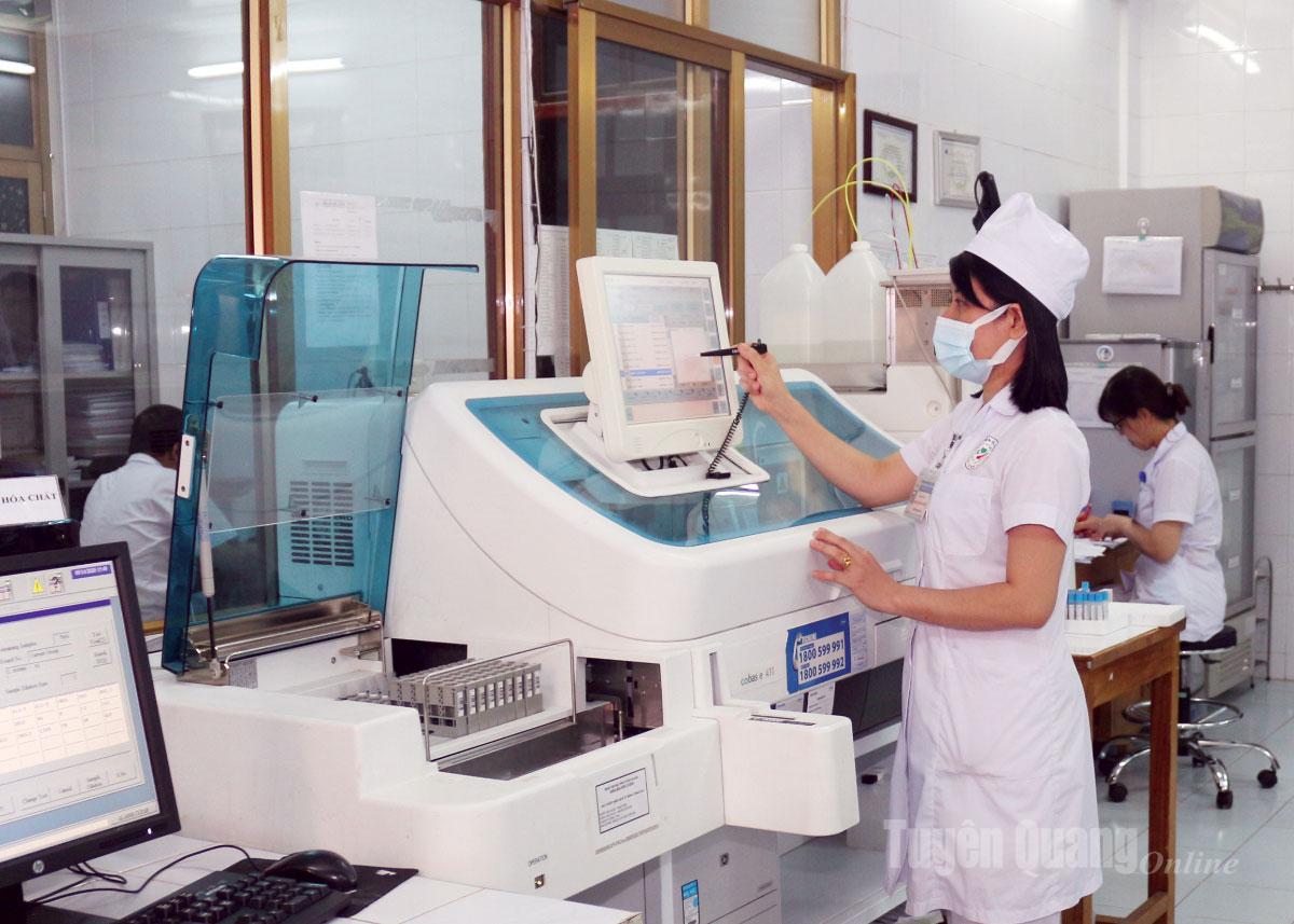 Kỹ thuật viên khoa Xét nghiệm hoá sinh vận hành hệ thống máy xét nghiệm tự động.