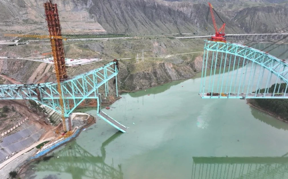 Bridge under construction cable break scene in China, 7 people died