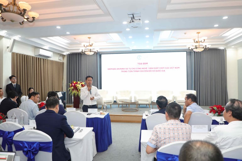 vnu-giam-doc-dhqghn-phat-bieu-tai-hoi-thao-1.jpg