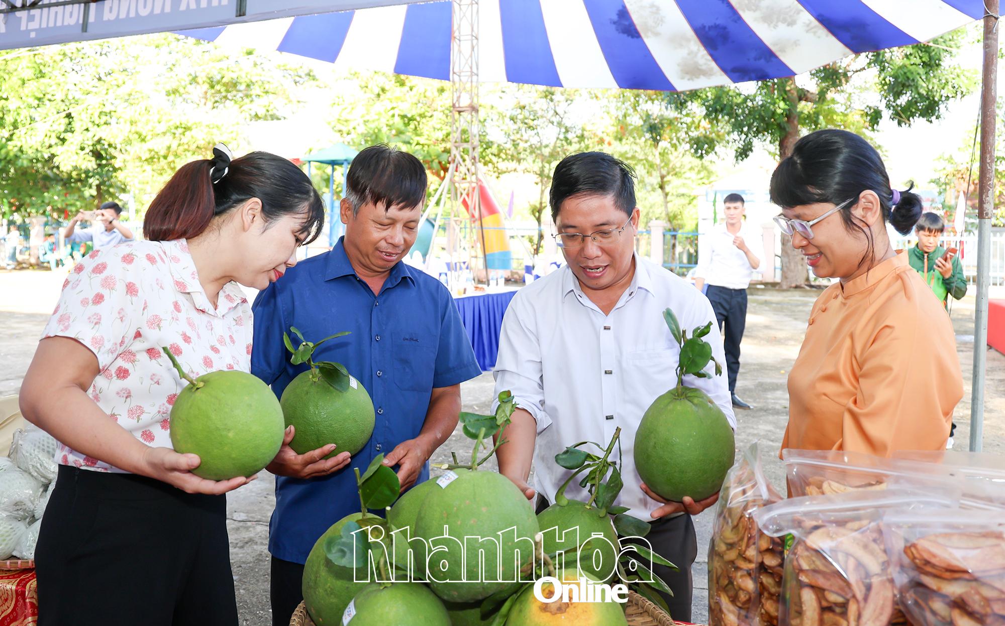 ប្រតិភូមកទស្សនាពិព័រណ៍នេះ។