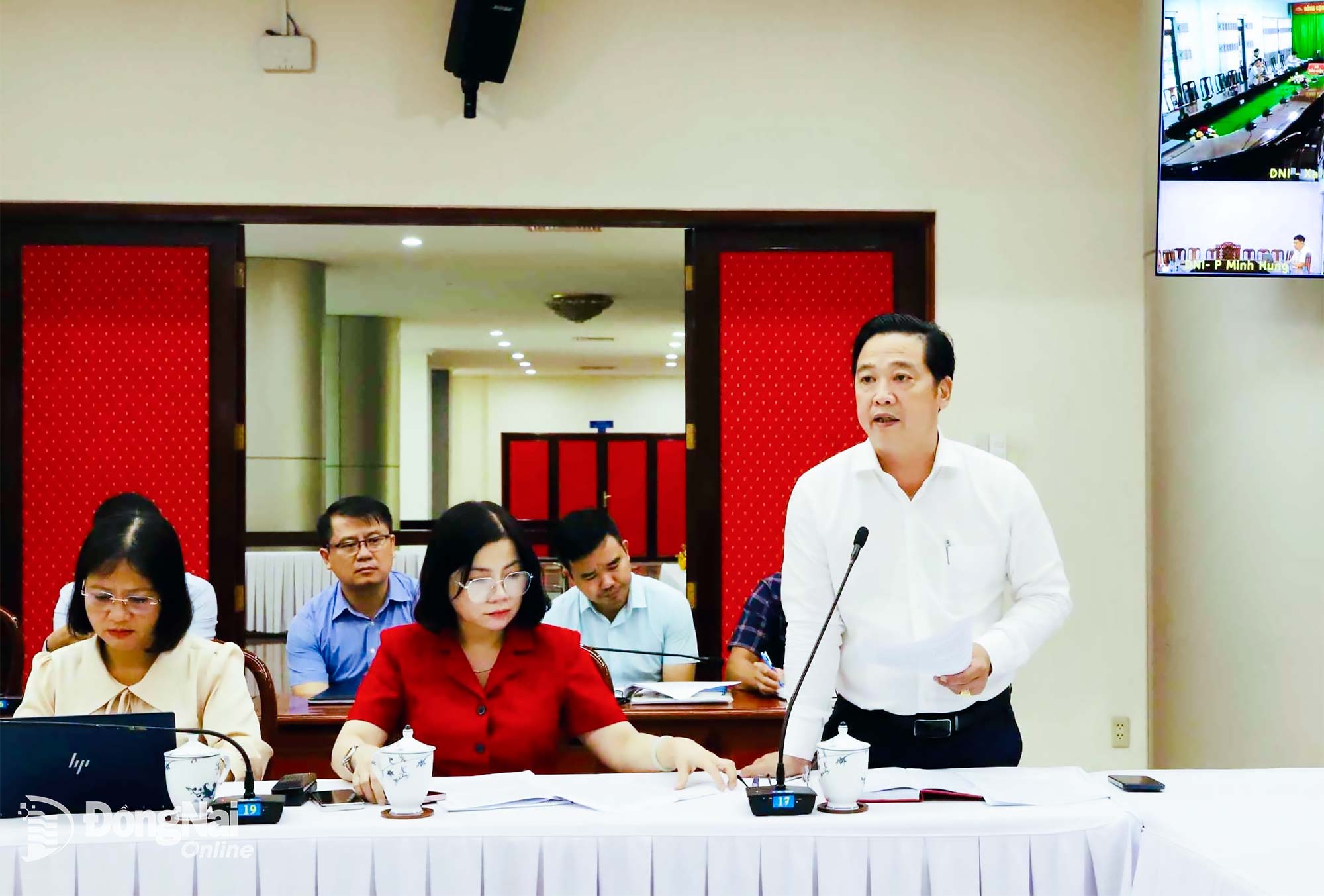Phó Giám đốc Sở Nông nghiệp và Môi trường Nguyễn Văn Thắng báo cáo kết quả ngành nông nghiệp đạt được trong những tháng đầu năm 2025. Ảnh: B.Nguyên