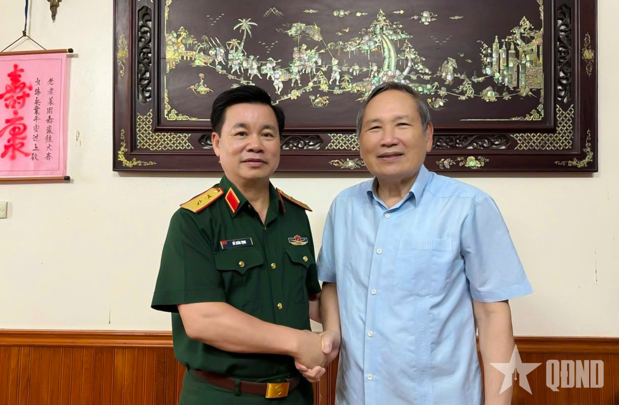 Trung tướng Đỗ Xuân Tụng thăm, tri ân Trung tướng Phùng Khắc Đăng