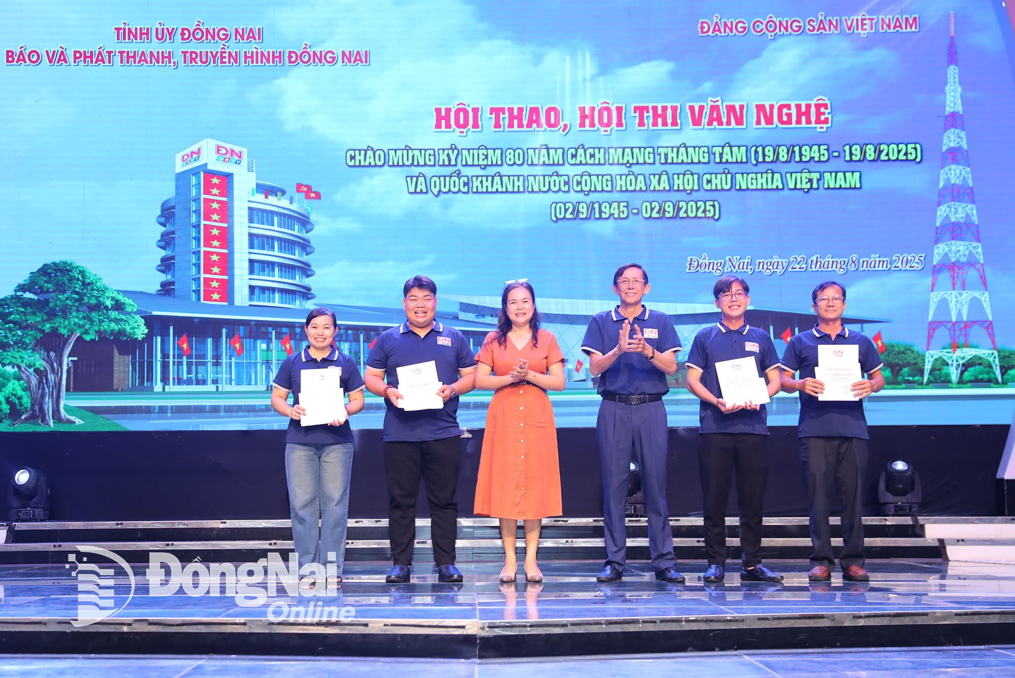 អ្នក​រៀបចំ​កម្មវិធី​ផ្តល់​រង្វាន់​សម្រាប់​ការ​ច្រៀង​ទោល​ក្នុង​ការ​ប្រលង​ចម្រៀង​ខារ៉ាអូខេ។ រូបថត៖ ហ៊ុយ អាញ់