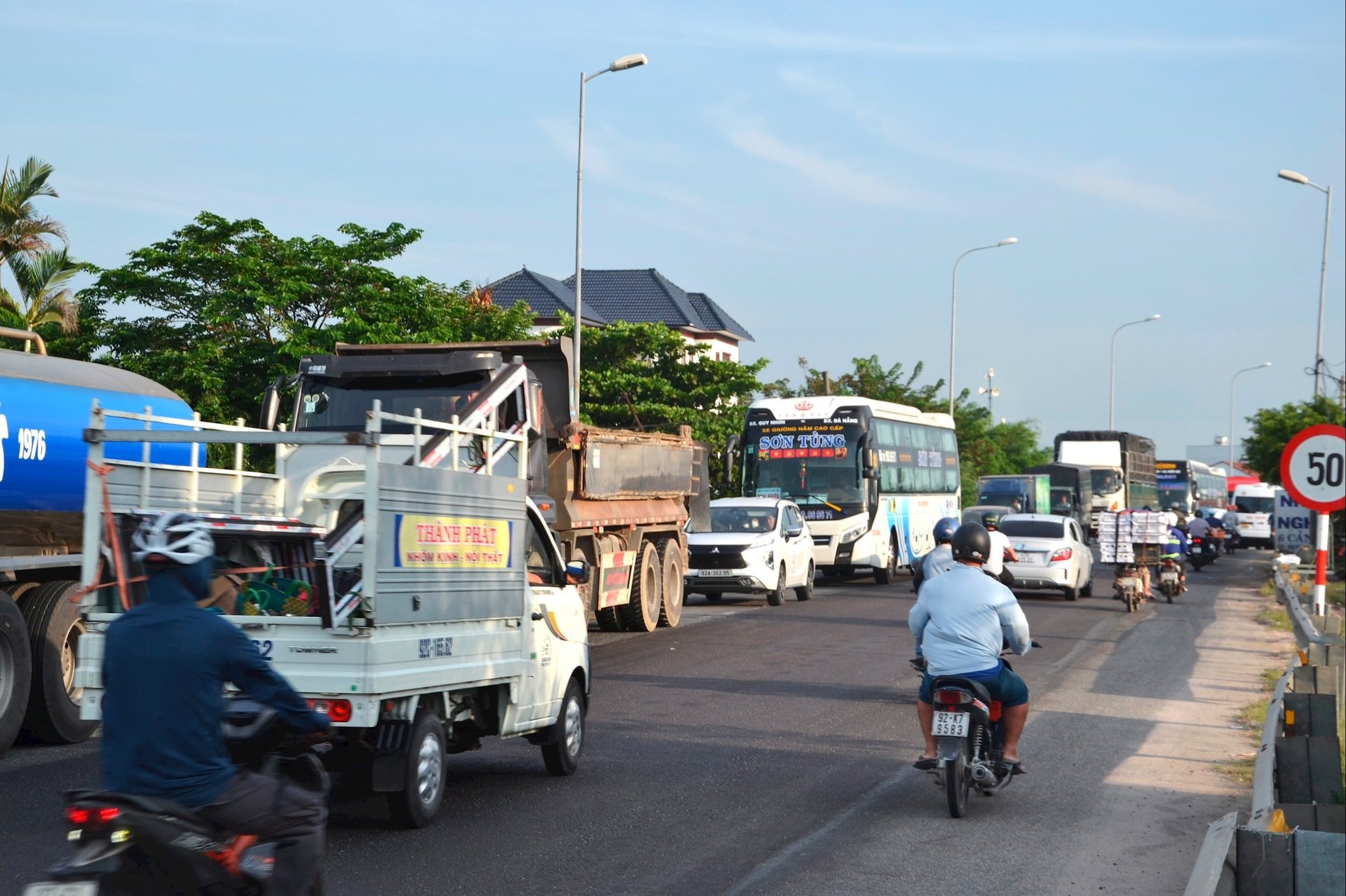 Phương tiện hỗn hợp lưu thông rất đông trên đường tránh Vĩnh Điện. Ảnh: CÔNG T
