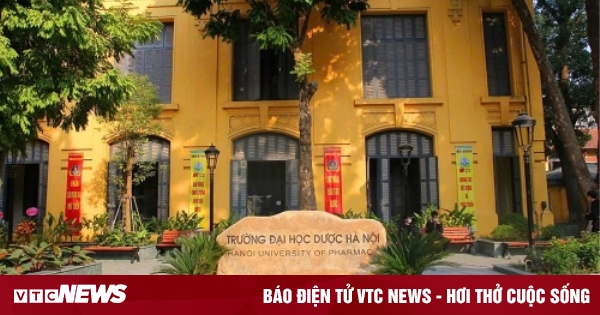 Hanoi University of Pharmacy 2025 benchmark score, the industry with the biggest decrease of more than 4 points