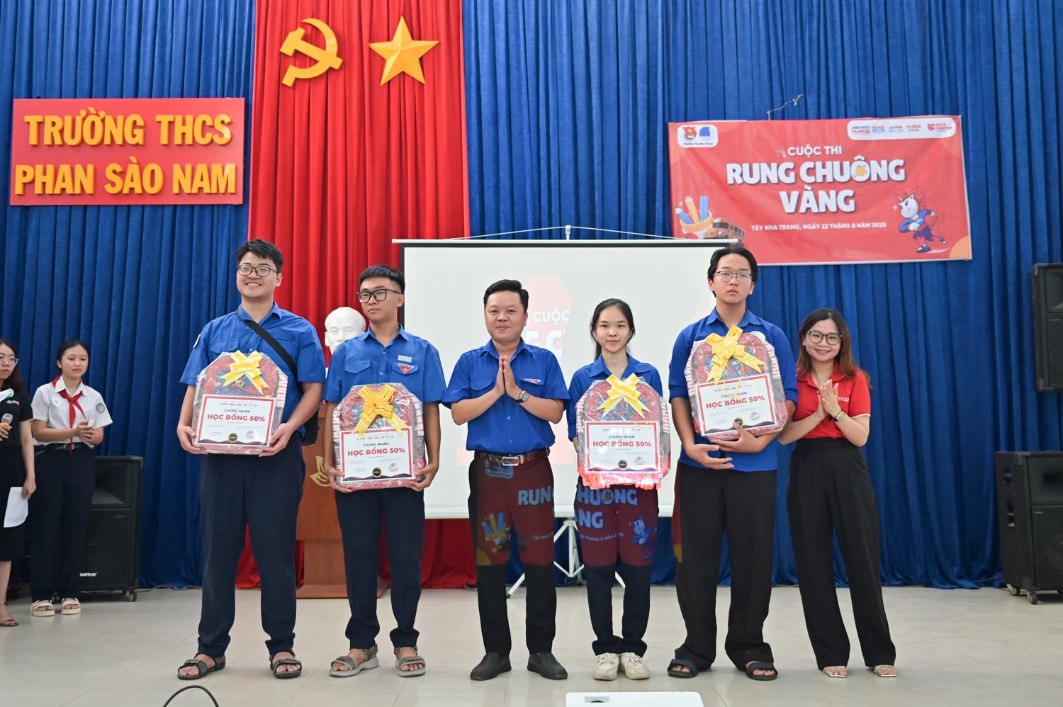 ការផ្តល់រង្វាន់លើកទឹកចិត្តដល់បេក្ខជន។