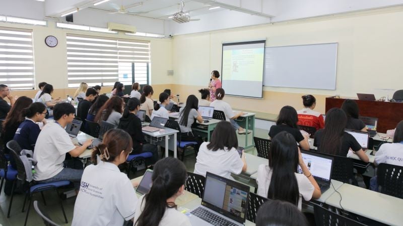 طلبة جامعة العلوم الاجتماعية والإنسانية أثناء المحاضرة.