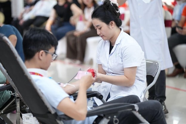 Cán bộ nhân viên ROX Group chung tay hiến máu, lan tỏa giá trị sống đẹp- Ảnh 2.