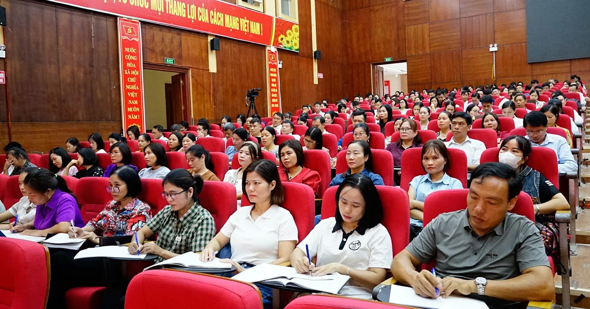 Cerca de 200 funcionarios de educación asistieron a la conferencia de capacitación para actualizar la información sobre la situación socioeconómica.