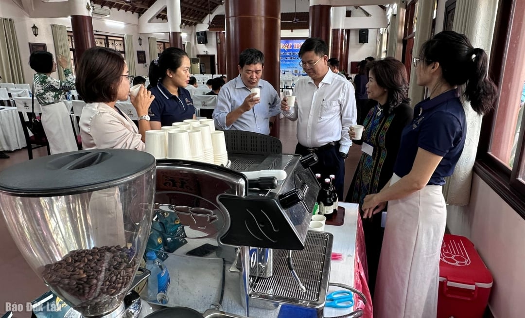 គណៈប្រតិភូរីករាយនឹងកាហ្វេដែលណែនាំដោយសមាជិកនៅក្នុងសមាជ។