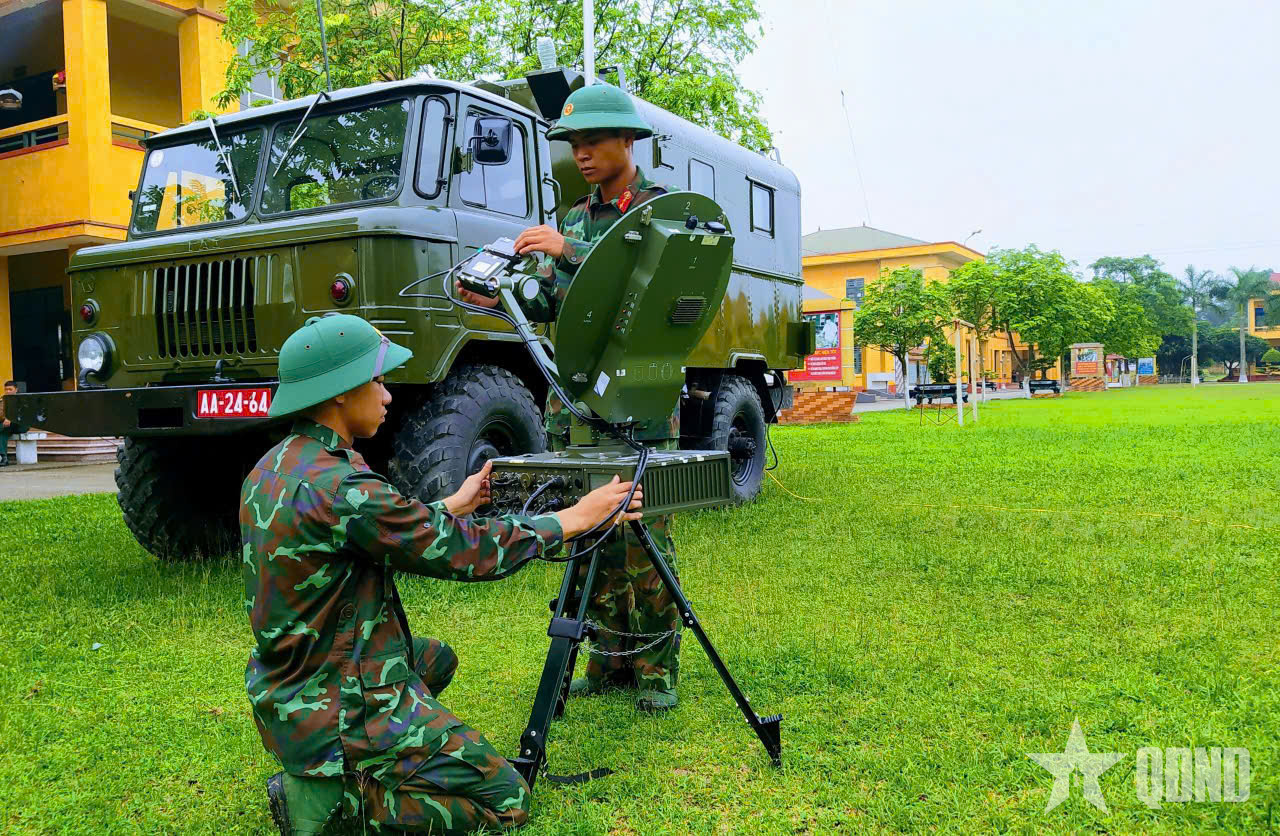 Trên thao trường Tiểu đoàn Thông tin 18 giữa những ngày Thu tháng Tám