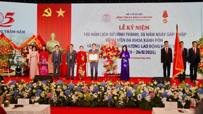 Bộ trưởng Y tế Đào Hồng Lan trao Huân chương Lao động hạng Nhất tặng Bệnh viện đa khoa Xanh Pôn.
