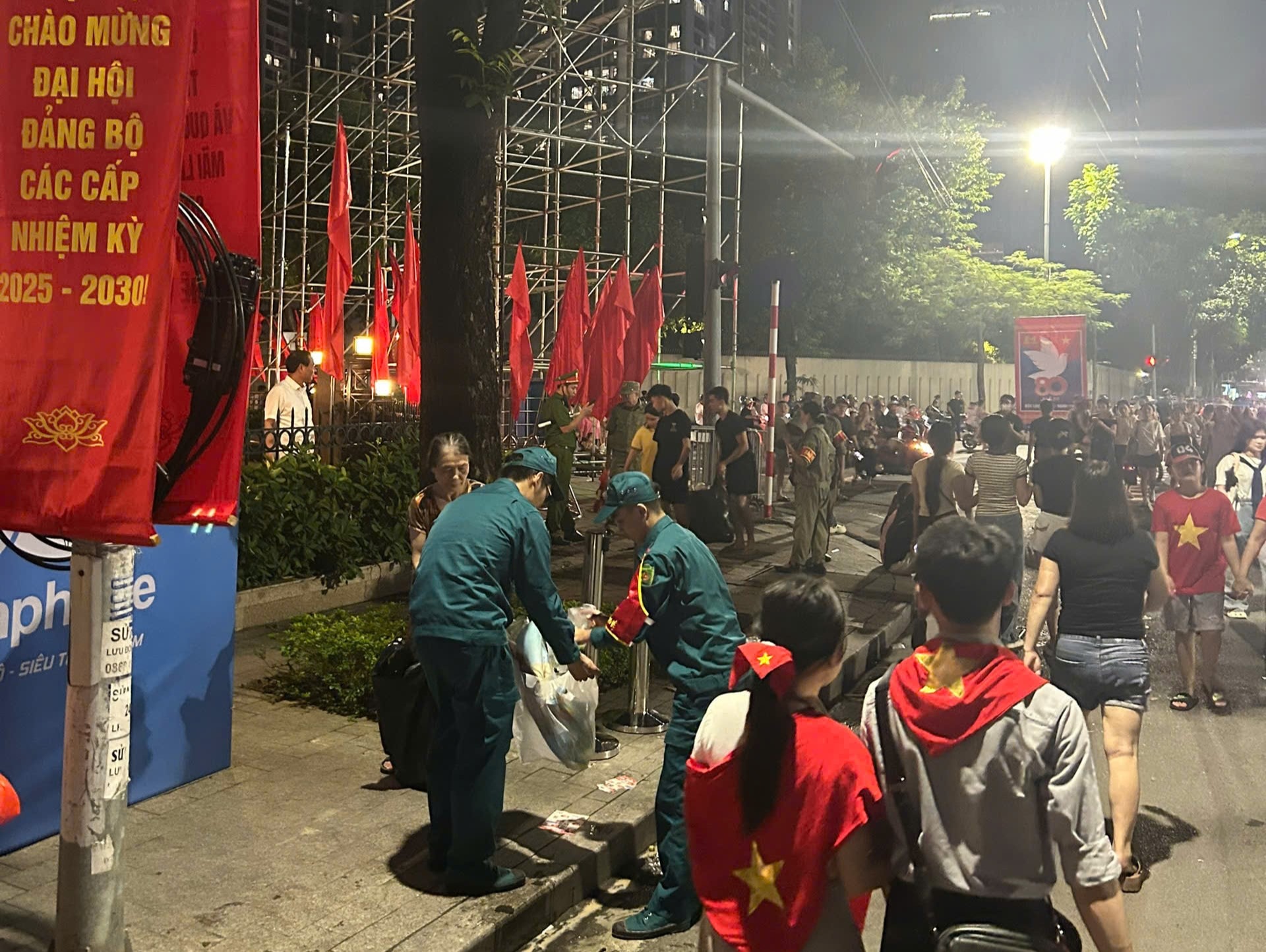 Die Zivilschutztruppe des Bezirks Ngoc Ha sammelt Müll in der Lieu Giai Straße. Foto: MH