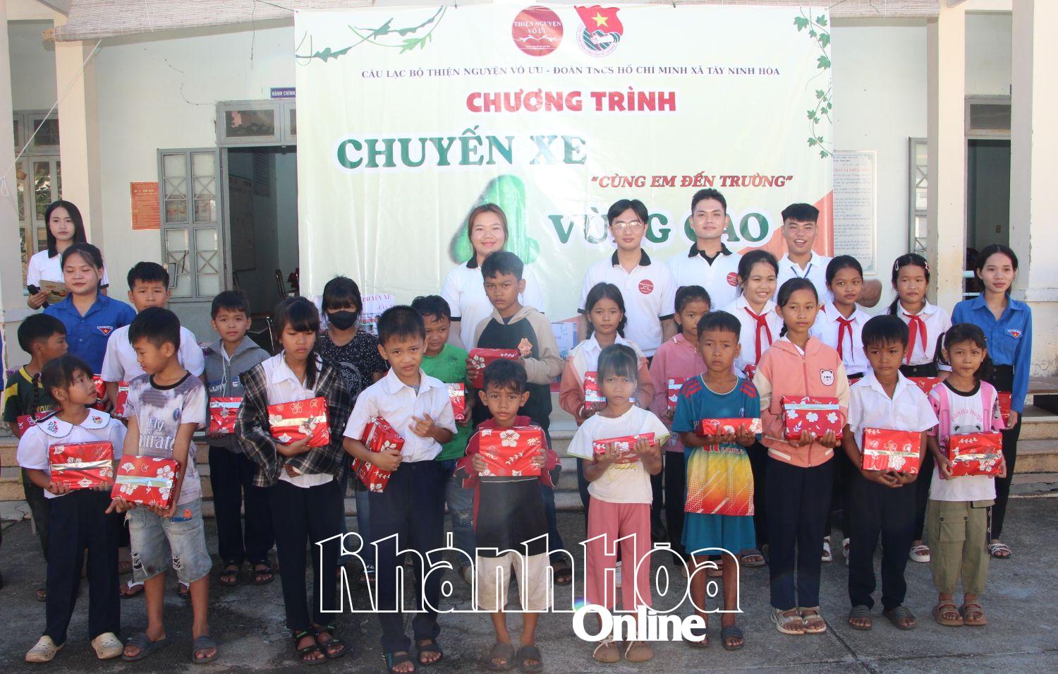 ក្លឹបសប្បុរសធម៌ Vo Uu រៀបចំកម្មវិធីធ្វើដំណើរតាមរថយន្តក្រុងនៅឃុំ Tay Ninh Hoa