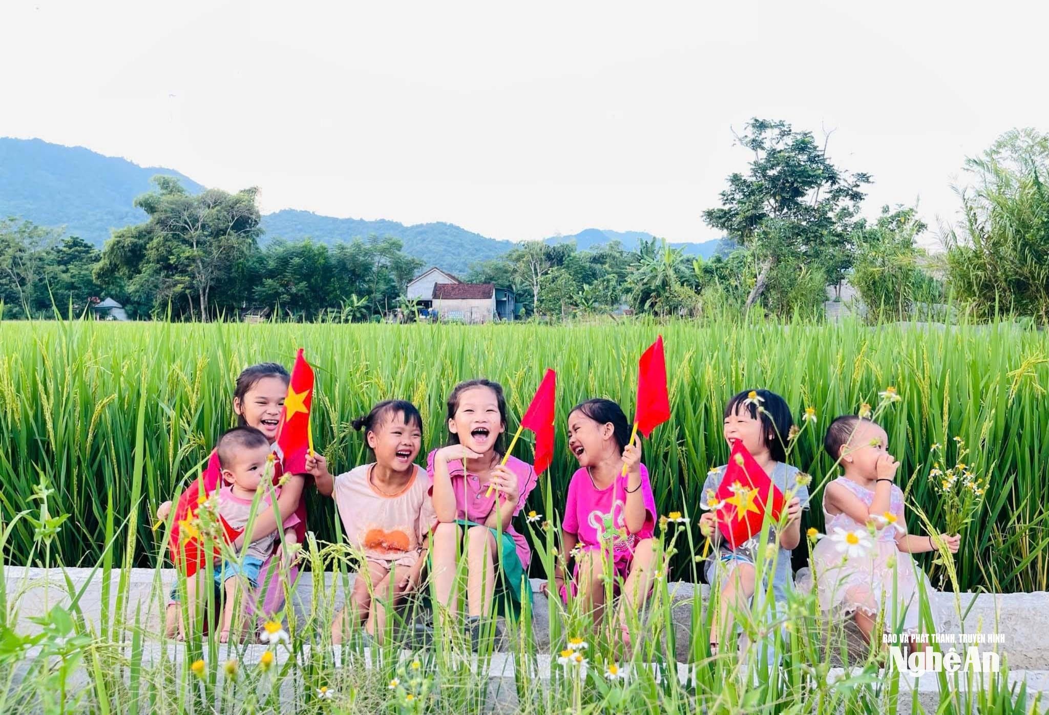Dans les champs du hameau de Khe Son, commune de Tien Dong, les enfants jouant joyeusement créent une atmosphère animée et pleine de vitalité propre à ce village des hautes terres. Photo : Lo Hong Tuong