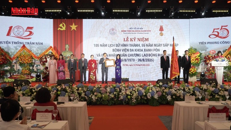 [Video] Xanh Pon Hospital receives First Class Labor Medal