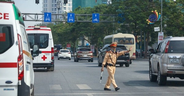 Verkehrspolizei von Hanoi hilft beim sicheren Transport eines gespendeten Herzens
