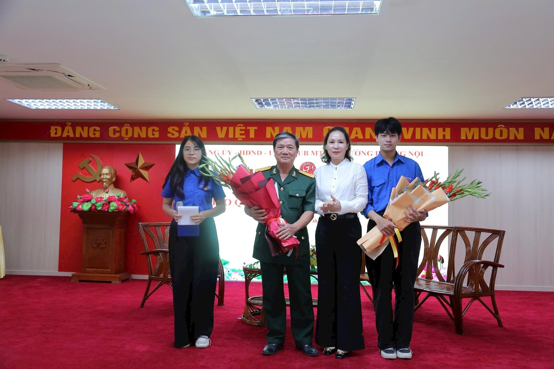 Party Secretary, Chairman of Duong Noi Ward People's Council presents gifts to the characters of the exchange program. Photo: PV