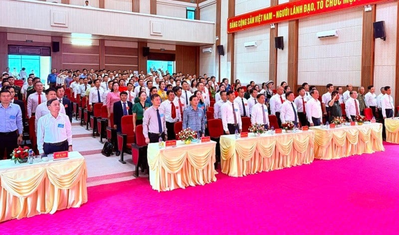 គណៈប្រតិភូចូលរួមសមាជបក្សឃុំ Na Hy លើកទី១ ធ្វើពិធីគោរពទង់ជាតិ។