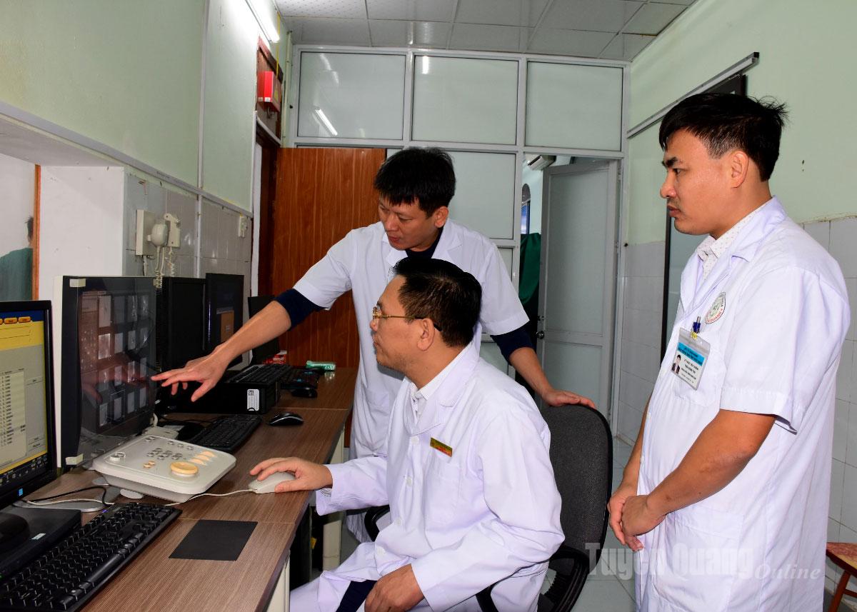 Tiến sĩ, bác sĩ Nguyễn Hưng Đạo, Giám đốc Bệnh viện Đa khoa tỉnh kiểm tra kết quả chụp u gan trên máy.