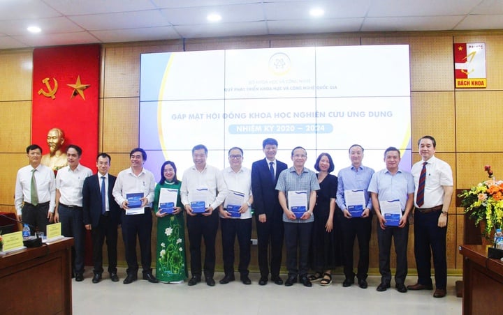 NAFOSTED tri ân các Hội đồng khoa học Nghiên cứu ứng dụng, ra mắt nhiệm kỳ mới 2024 - 2026 - Ảnh 1.