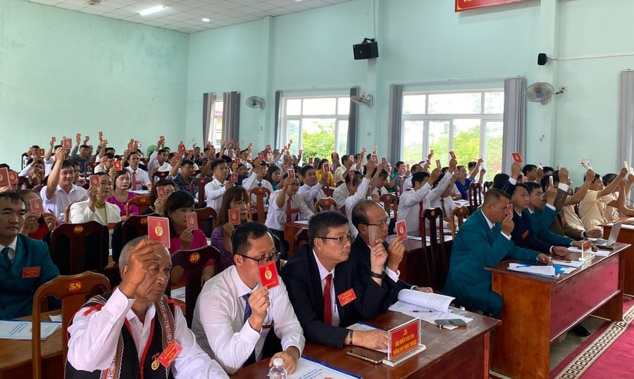 dai-bieu-bieu-quyet-thong-qua-nghi-quyet-dai-hoi-lan-thu-i-nhiem-ky-2025-2030.jpg