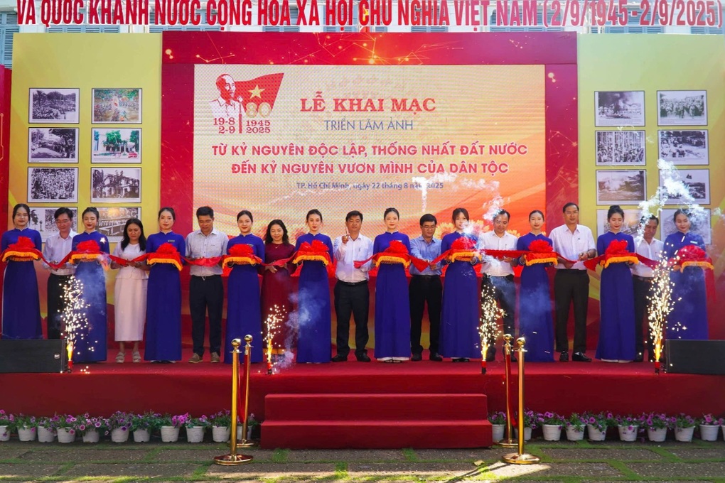TPHCM khai mạc triển lãm ảnh mừng Quốc khánh 2/9 - 2