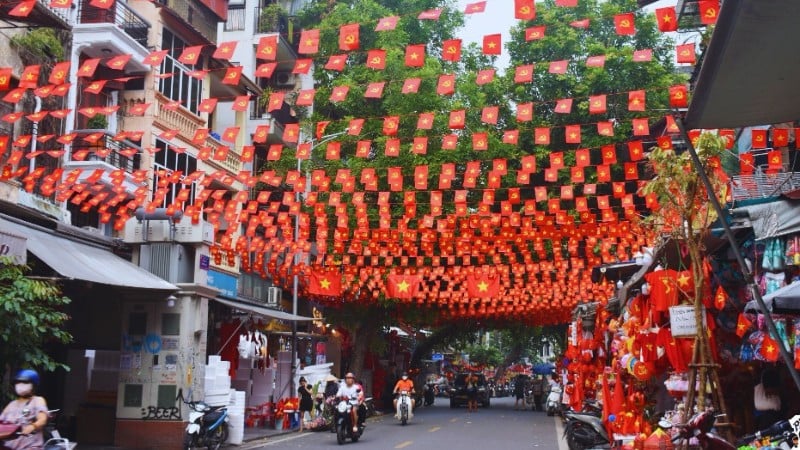 Hà Nội rực rỡ cờ hoa mừng Đại lễ và chào đón khách du lịch trong và ngoài nước trong dịp kỷ niệm 80 năm Quốc khánh 2/9.