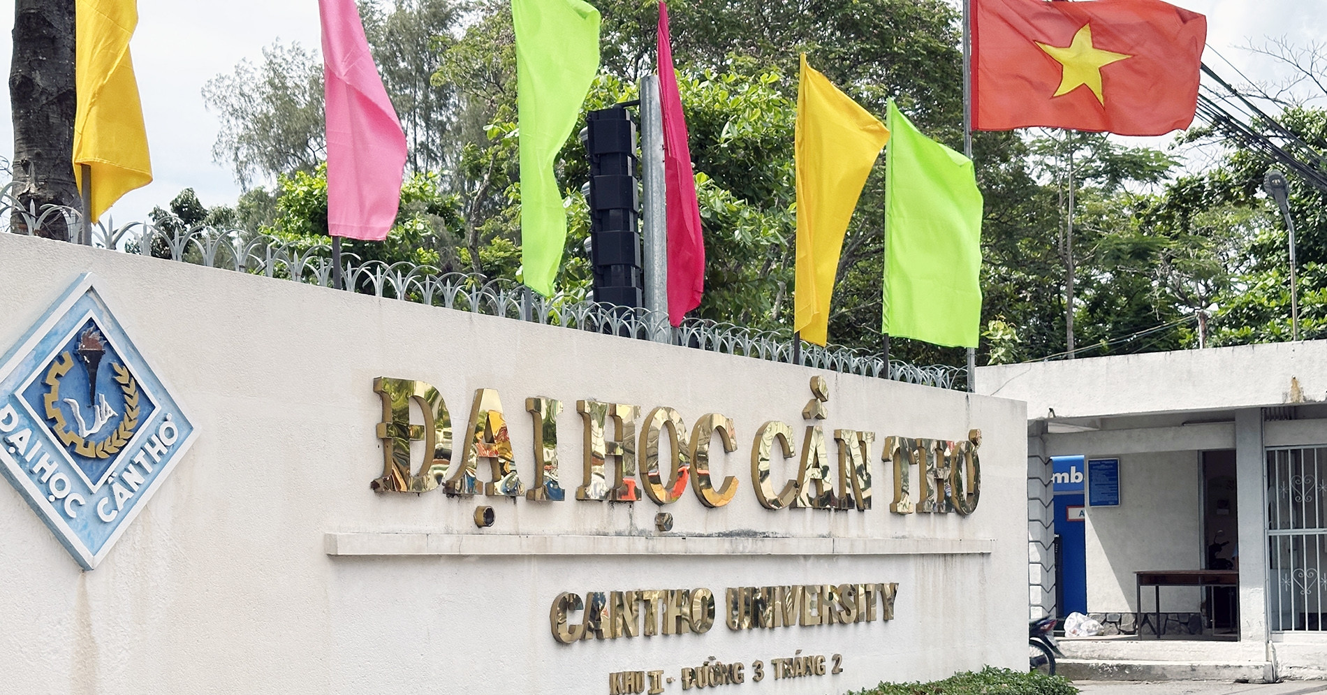 Can Tho University's highest benchmark score is 28.61