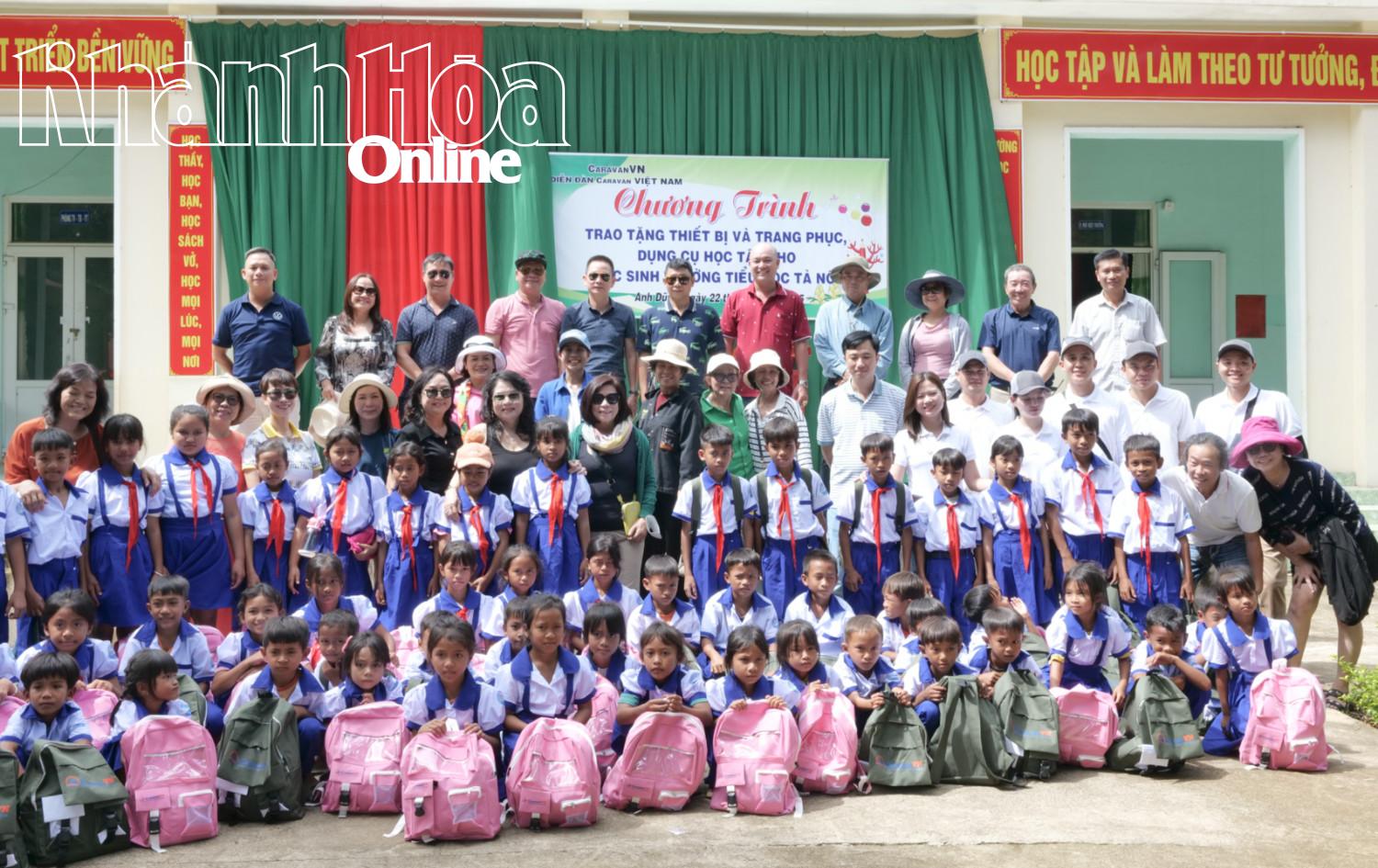 វេទិកាការ៉ាវ៉ាន់វៀតណាម ប្រគល់ឧបករណ៍បង្រៀន និងអំណោយដល់សិស្សានុសិស្សនៅឃុំ Anh Dung