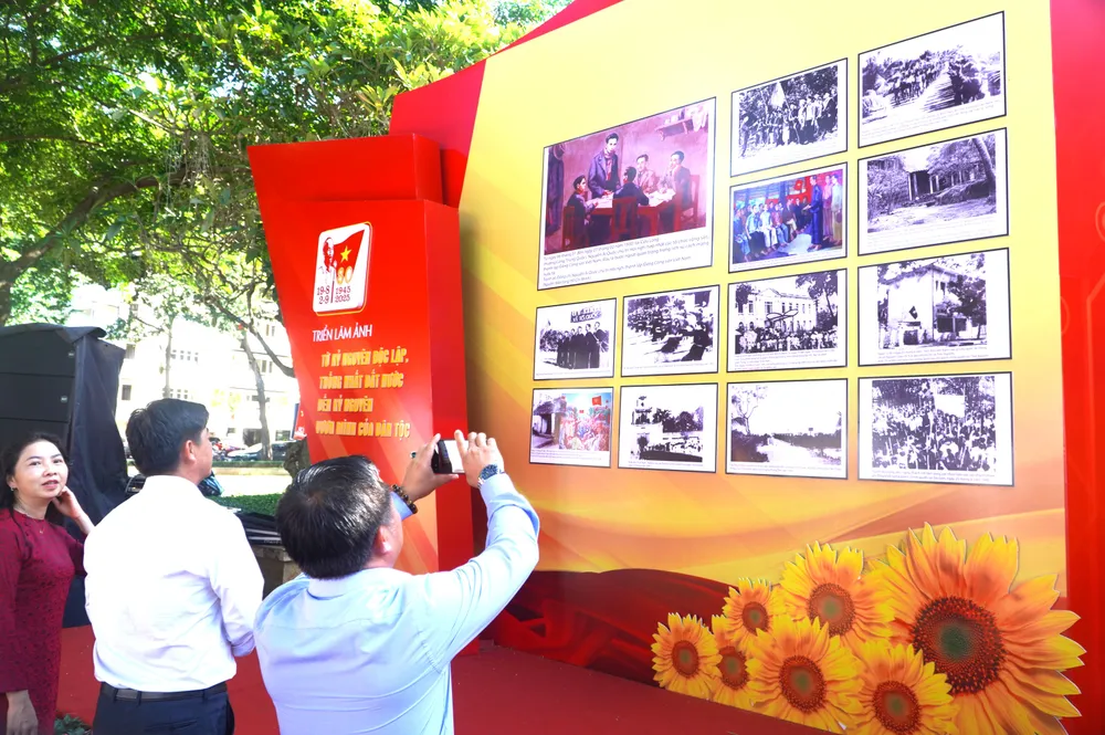 Eröffnung einer Fotoausstellung mit dem Thema „Von der Ära der Unabhängigkeit und nationalen Vereinigung zur Ära des nationalen Wachstums“ im Bezirk Vung Tau, Ho-Chi-Minh-Stadt