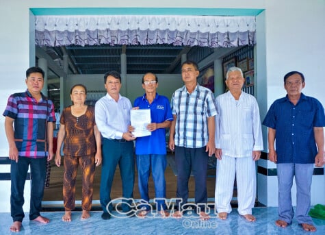 Phan Ngoc Hien Commune: Handing over the Great Solidarity House to the Association of Former Youth Volunteers