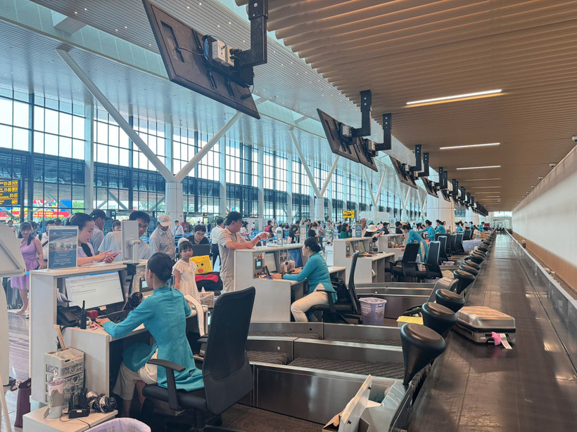 Hành khách làm thủ tục chuyến bay tại Nhà ga T3, Cảng Hàng không quốc tế Tân Sơn Nhất. (Ảnh: PV/Vietnam+)