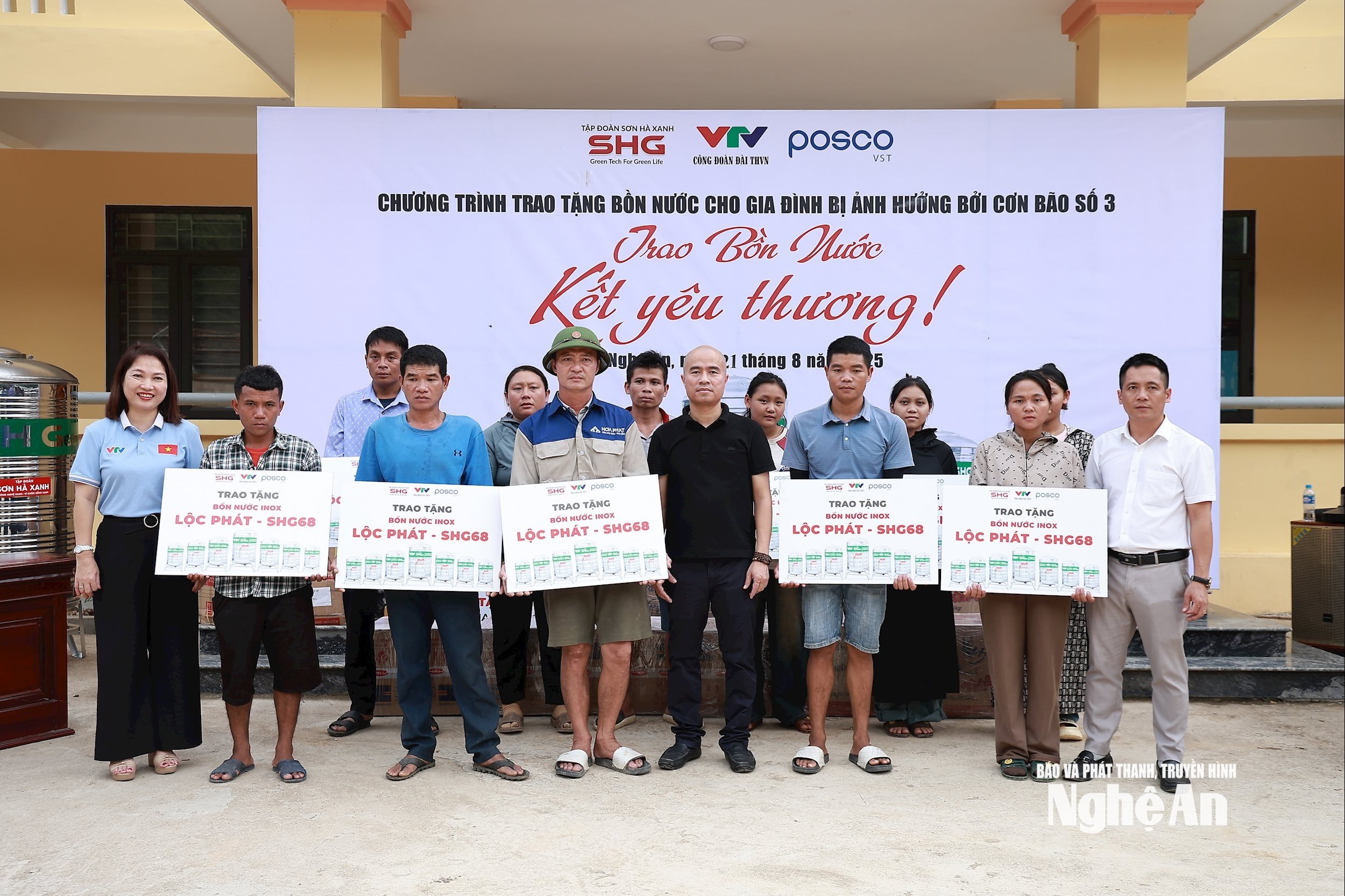  Đoàn công tác trao tặng bồn nước cho người dân vùng lũ.