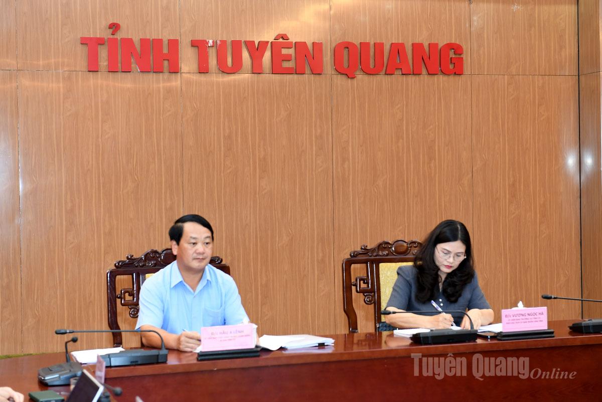 Genossen: Hau A Lenh, Mitglied des Zentralkomitees der Partei, Sekretär des Provinzparteikomitees; Vuong Ngoc Ha, Mitglied des Ständigen Parteikomitees der Provinz, stellvertretender Vorsitzender des Volkskomitees der Provinz, leiteten die Konferenz an der Brücke der Provinz Tuyen Quang.