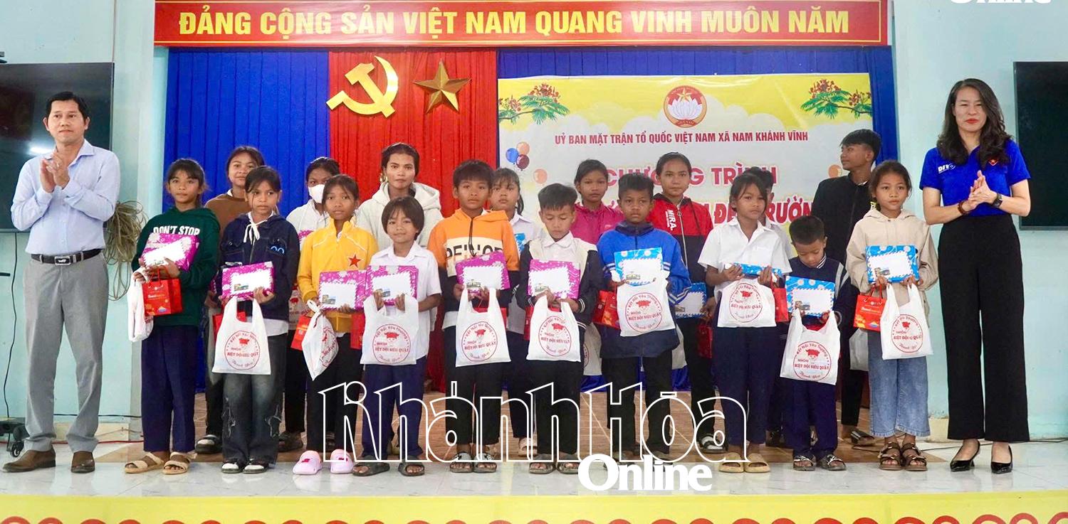 남칸빈(Nam Khanh Vinh) 지역 당위원회 서기이자 후원사 대표인 Tran Nguyen Thai Binh 씨가 학생들에게 선물을 전달했습니다.
