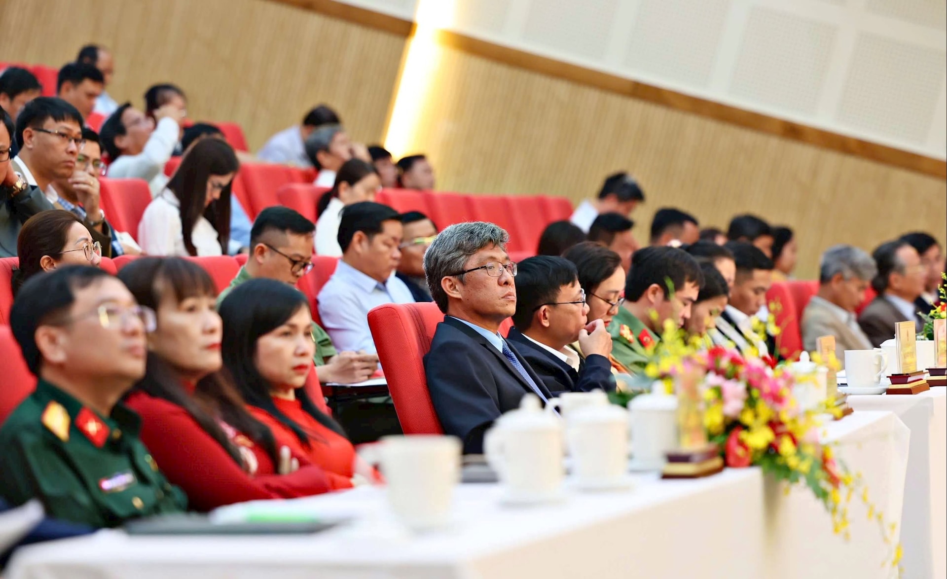 会議には省党委員会、人民評議会、人民委員会の各部および支部の指導者の代表が出席した。