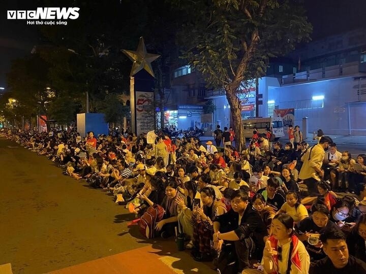 Người dân ngồi bên các tuyến đường chờ xem tổng duyệt diễu binh, diễu hành ở TP.HCM dịp 30/4. (Ảnh: Thanh Tùng)