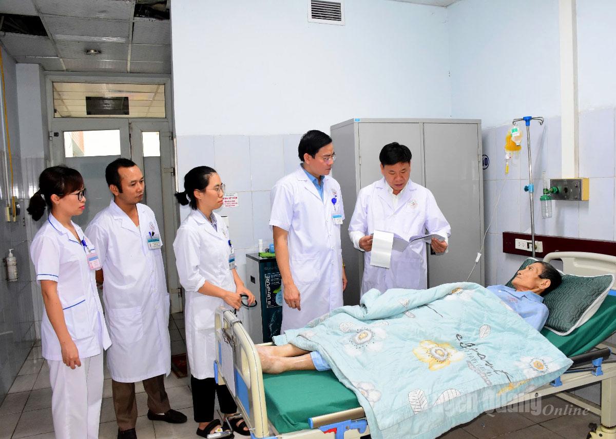 Bác sĩ Bệnh viện Bạch Mai hỗ trợ chuyên môn khám và điều trị bệnh tại khoa Nội Tiêu hóa.