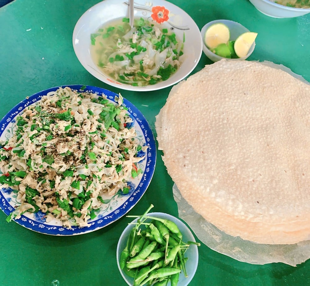 Quang Ngai presenta la ensalada de don y hojas en el Centro Nacional de Exposiciones - foto 2