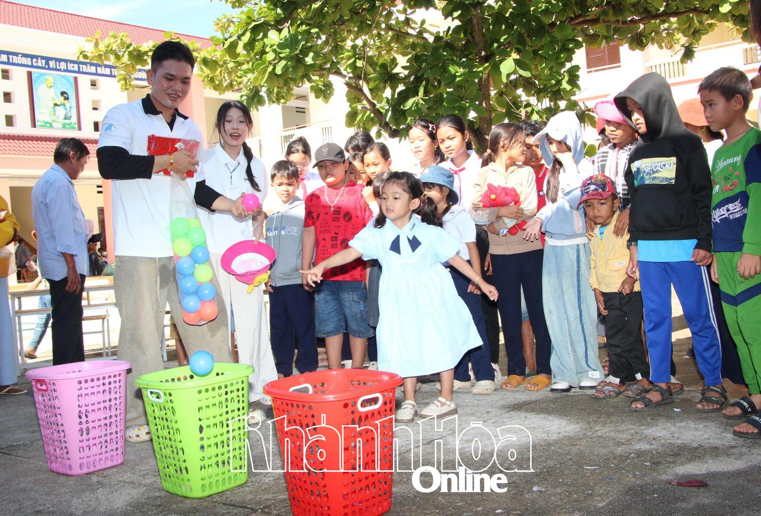 Students of Tay Ninh Hoa commune enjoy participating in the ball throwing game booth.