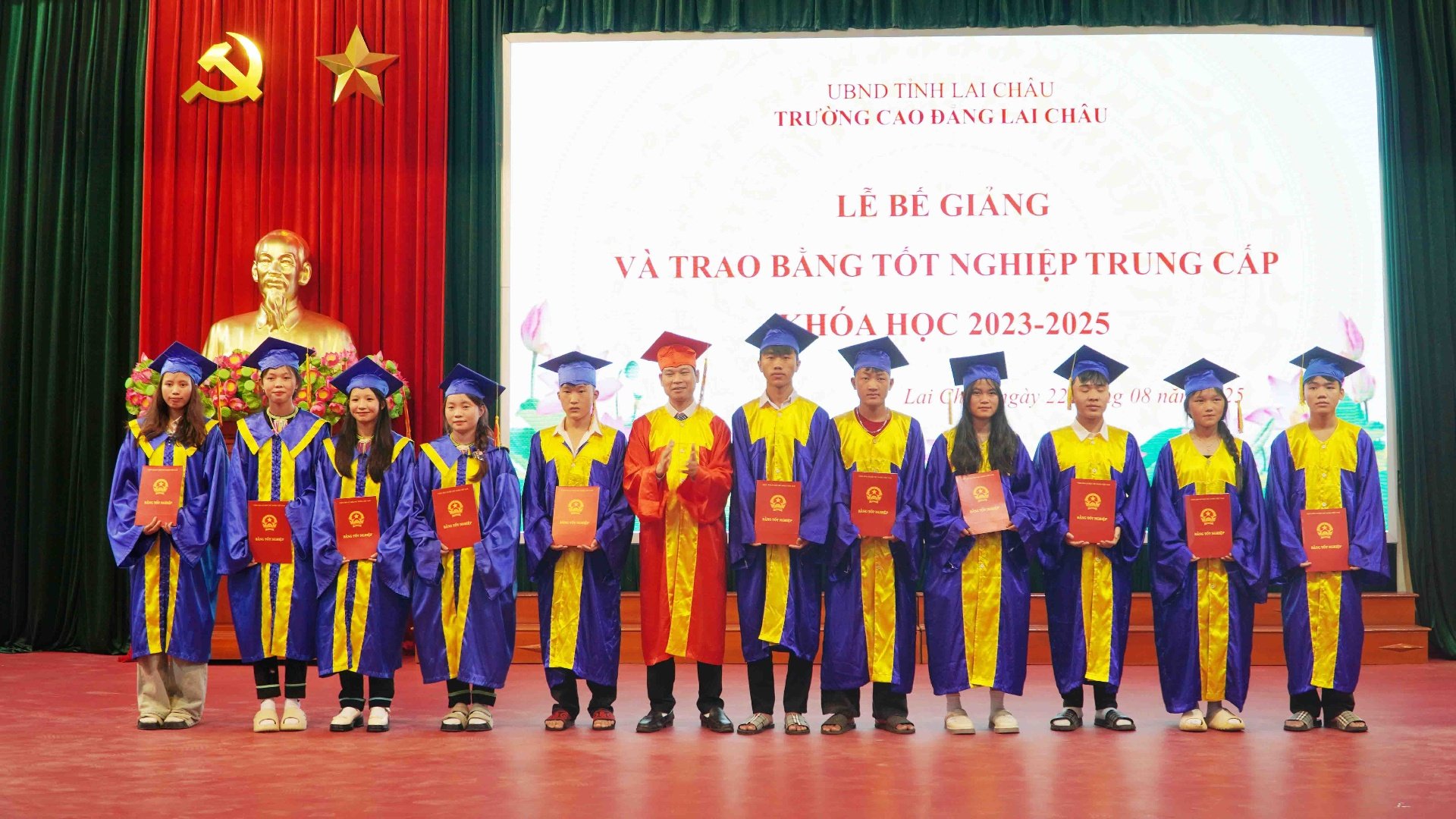 Trao bằng tốt nghiệp trung cấp cho các em học sinh khóa học 2023 -  2025.