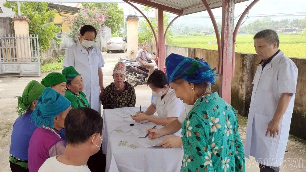 Gần 500 người dân được khám sàng lọc phát hiện sớm bệnh nhân lao và các bệnh phổi tại cơ sở