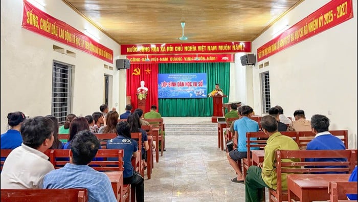 Công an xã đưa "bình dân học vụ số" về thôn- Ảnh 1.