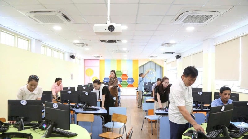 ครูโรงเรียนประถมศึกษากึ๋ง (แขวงฮว่านเซิน จังหวัดห่าติ๋ญ) ตรวจสอบและซ่อมแซมสิ่งอำนวยความสะดวกเพื่อเตรียมพร้อมสำหรับปีการศึกษาใหม่