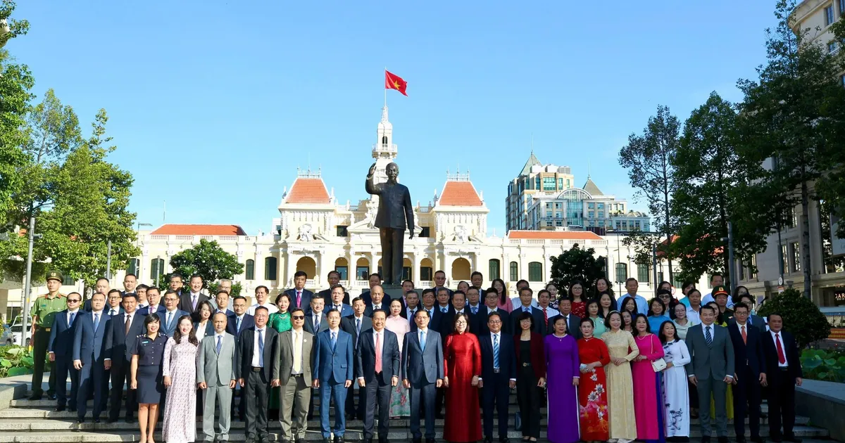 Dâng hoa Tượng đài Chủ tịch Hồ Chí Minh nhân kỷ niệm 80 năm thành lập ngành Ngoại giao Việt Nam
