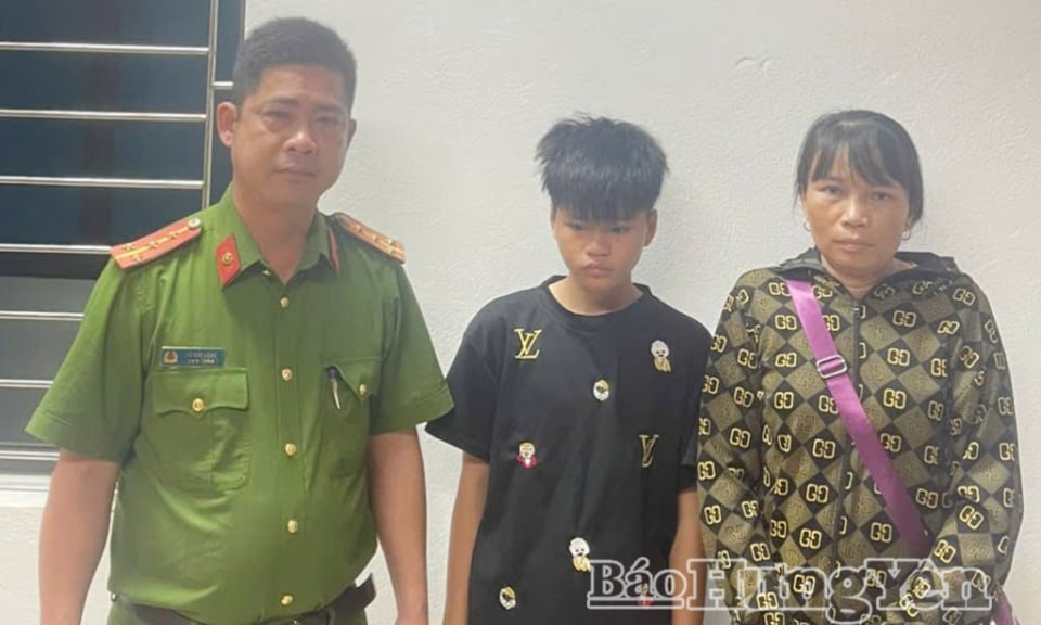 Công an xã Nghĩa Trụ giúp cháu bé đi lạc trở về an toàn với gia đình