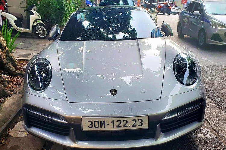 "Caught" Porsche 911 Turbo 50 Years over 20 billion in Hanoi