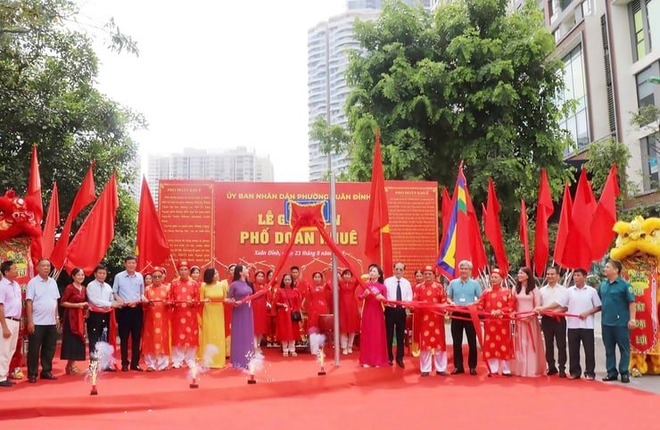 Phường Xuân Đỉnh gắn biển tên phố Nguyễn Hữu Liêu và Doãn Khuê- Ảnh 4.