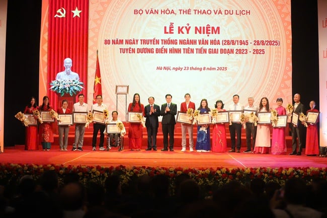 Tặng Bằng khen cho 80 cá nhân có thành tích xuất sắc tiêu biểu trong lĩnh vực Văn hóa, Thông tin, Thể thao và Du lịch - Ảnh 4.
